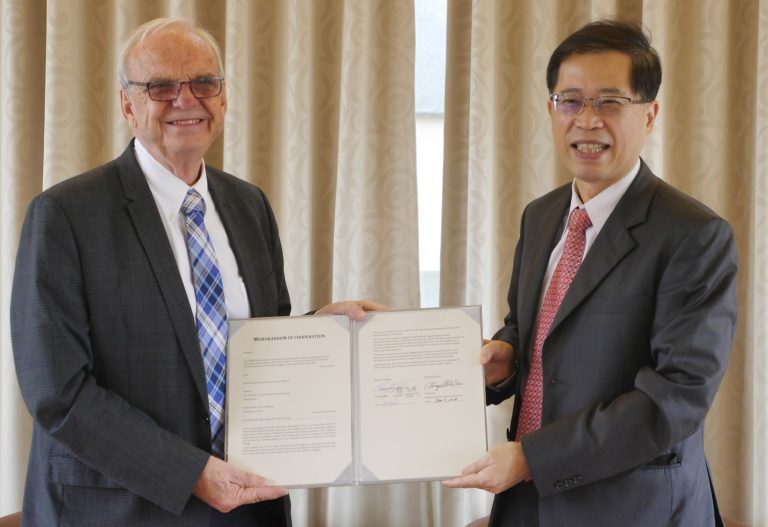 Dr. Hopkins meets VP Sung at NTNU