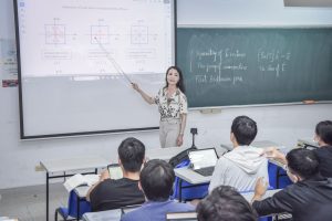臺師大玉山學者暨物理系講座教授葉乃裳，今年9月開設四週專業密集課程「群論在凝態物理的應用」。