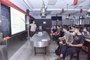 日本著名奈米碳管領域的權威，臺師大玉山學者暨物理系講座教授齋藤理一郎，今年9月開設「第一原理計算在固態物理的應用」課程，以深入淺出的授課風格，運用卡通來解釋複雜的物理概念。